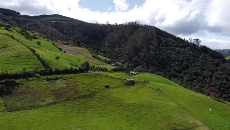 Drone-Aéreo-Empuja-Sobre-Granjas-Al-Pie-Del-Volcán-Pasochoa,-Puichig,-Cantón-Mejía,-Provincia-De-Pichincha,-Ecuador