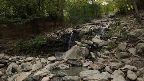 Agua-Termal-Natural-En-Los-Pirineos,-España