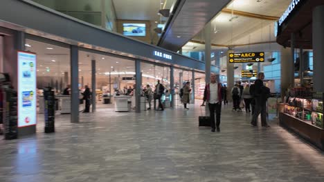 Commuters-In-Oslo-Gardermoen-Airport-In-Norway---Hyperlapse