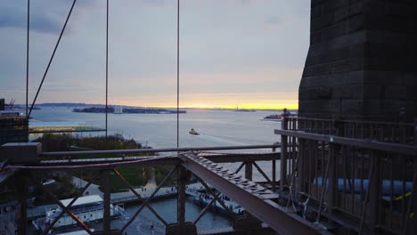 Brooklyn-Bridge-Mit-Der-Freiheitsstatue-Und-Blick-Auf-Den-Sonnenuntergang-Auf-Governors-Island