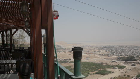 Die-Aufregende-Seilbahnfahrt-Zum-Historischen-Berg-Der-Versuchung-Mit-Atemberaubender-Aussicht-Auf-Das-Jordantal,-Die-Jericho-Berge-Und-Das-Tote-Meer