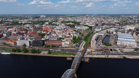 Luftaufnahme-Des-Rückzugs-Zeigt-Die-Eisenbahnbrücke-über-Den-Fluss-Daugava