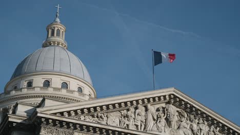 Aufnahme-Des-Grandiosen-Pantheons-In-Paris-Mit-Der-Im-Wind-Flatternden-Französischen-Flagge