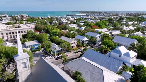 Langsamer-Luftstoß-über-Einer-Kirche-In-Key-West,-Florida