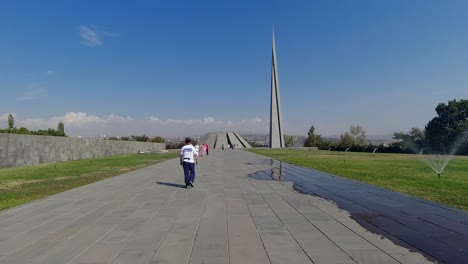 Zeitraffer:-Weggehen-Vom-Denkmal-Des-Völkermords-An-Den-Armeniern-In-Eriwan