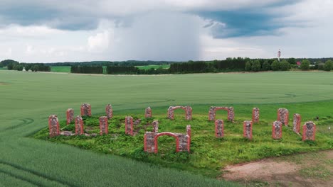 Ruinas-De-Un-Antiguo-Edificio-Que-Parece-Stonehenge,-Smiltene,-Letonia