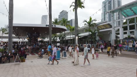 Mercado-Junto-A-La-Bahía-En-El-Centro-De-Miami,-Lleno-De-Gente-Y-Palmeras.