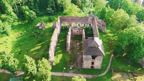 Mittelalterliche-Burgruinen-In-Rauna,-Lettland