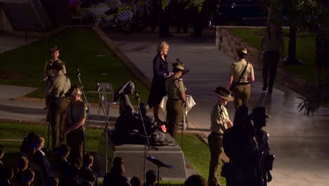 El-Fondo-Conmemorativo-Del-Centauro-Celebró-Una-Vigilia-Con-Velas-En-Memoria-De-Las-Enfermeras-En-La-Víspera-Del-Día-De-Anzac-En-La-Plaza-Anzac,-En-Conmemoración-De-Más-De-100-Años-De-Servicio-De-Enfermería-En-Conflictos.