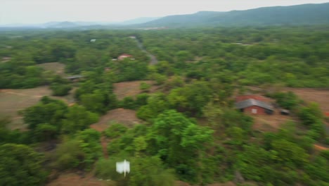 Vista-De-Drones-De-Pequeño-Pueblo-En-El-Bosque