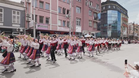 Bailarines-Búlgaros-Entretienen-A-La-Multitud-En-El-Desfile-Callejero-Del-Festival-De-Las-Rosas