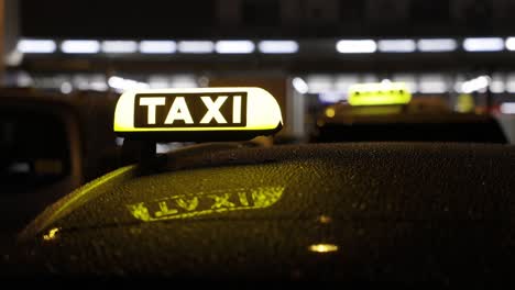 Noche-Ciudad-Iluminado-Taxi-Señal-Luz