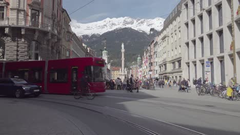 Un-Tranvía-Y-Un-Taxi-Pasan-Por-La-Plaza-Del-Pueblo,-El-Cruce-De-Las-Calles-Anichstrasse-Y-Maria-Theresien-Strasse.