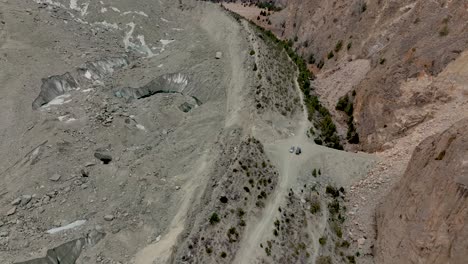 Drohnenansicht-Des-Cricketplatzes-Pissan-Im-Nagar-Valley-In-Pakistan