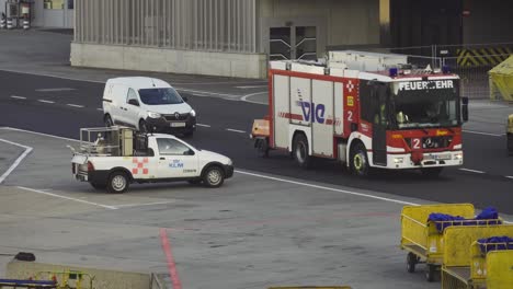 Fiat-Strada-Pickup-Von-KLM-Und-Feuerwehrauto-Fahren-Auf-Dem-Internationalen-Flughafen-Wien,-Servicefahrzeuge