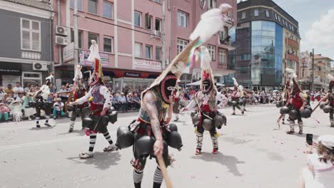 Kukeri-Mummers-Treten-Vor-Jubelnden-Menschenmengen-Bei-Der-Straßenparade-Des-Rosenfestivals-Auf