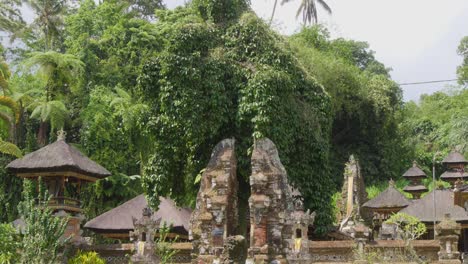 Antigua-Puerta-De-Piedra-Del-Templo-Pura-Gunung-Kawi-Sebatu-En-Bali,-Indonesia,-Rodeada-De-Exuberante-Vegetación-Y-Arquitectura-Tradicional-Balinesa