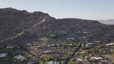 Luxurious-wealthy-mansions-on-the-hills-of-Mummy-Mountain-in-Paradise-Valley-of-Arizona,-USA