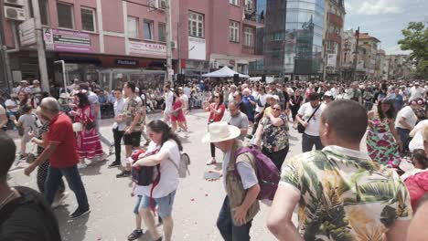 Multitudes-De-Espectadores-Se-Unen-A-La-Procesión-Del-Desfile-Callejero-Del-Carnaval-Del-Festival-De-Las-Rosas