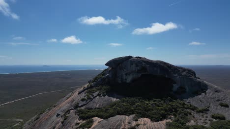 Menschen-Auf-Dem-Gipfel-Des-Frenchman-Mountain-In-Der-Gegend-Von-Cape-Le-Grand-Erkunden-Eine-Atemberaubende-Landschaft