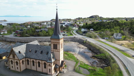 Iglesia-De-Vågan:-Vista-Aérea-En-Lofoten,-Noruega