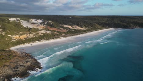 Playa-Bremer-Y-El-Paisaje-Circundante-Al-Atardecer,-Australia-Occidental