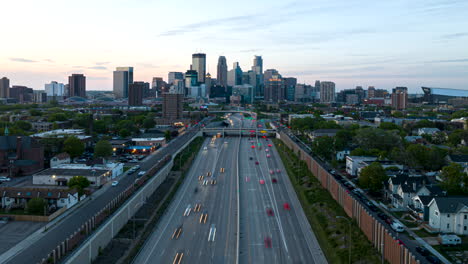 Tráfico-En-Hora-Punta-En-El-Horizonte-De-Minneapolis-Por-La-I-35w,-Hiperlapso-Aéreo-Al-Atardecer