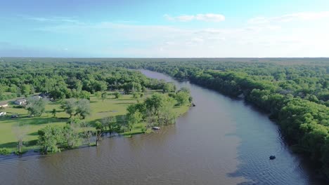 Imágenes-De-Drones-Descendiendo-Sobre-El-Río-En-Un-Día-Soleado-De-Verano-En-Rockford,-Illinois