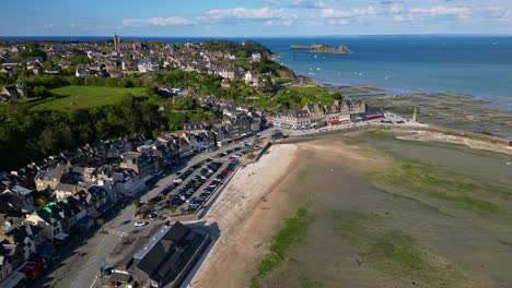 Cancale-promenade-and-beach-during-low-tide,-Brittany-in-France