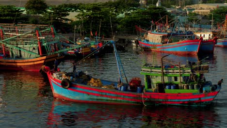 Farbenfrohes-Traditionelles-Fischerboot-Aus-Holz-Im-Vietnamesischen-Stil