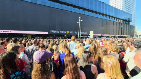 Gran-Multitud-De-Swifties-Esperando-Para-Entrar-Al-Concierto-De-La-Gira-Taylor-Swift-Eras.