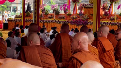 Monjes-Rezando-En-La-Celebración-Del-Día-En-Vesak,-Vista-Posterior