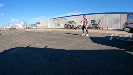 Männer-Mit-Schaufeln-Und-Kompaktlader-Füllen-Schlaglöcher-Auf-Einem-Parkplatz-An-Einem-Sonnigen-Tag