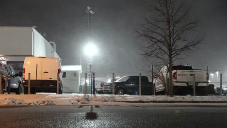 Tormenta-De-Nieve-Por-La-Noche-Sobre-Vehículos-Estacionados