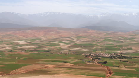 Vista-Panorámica-De-La-Región-Del-Atlas,-Montañas-De-Marruecos-En-El-Fondo-Aéreo