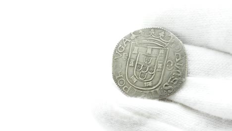 Numismatiker-In-Weißen-Handschuhen-Betrachtet-Alte-Münze-27