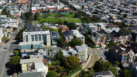 Drohnenüberflug-über-Einzigartige-Häuser-Und-Parks-In-Den-Vororten-Von-San-Francisco,-USA