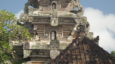 Pared-Ornamentada-Y-Pabellón-Con-Silla-Real-Dentro-Del-Palacio-De-Ubud,-Oficialmente-Puri-Saren-Agung,-Es-Un-Complejo-De-Edificios-Históricos-En-Ubud,-Regencia-Gianyar-De-Bali,-Indonesia---Inclinado-Hacia-Abajo