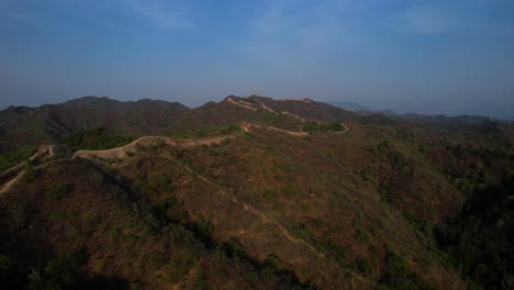 Die-Chinesische-Mauer-Schlängelt-Sich-Durch-Bergiges-Gelände-Unter-Einem-Klaren-Blauen-Himmel