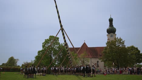 Aufstellen-Eines-Traditionellen-Bayerischen-Maibaums