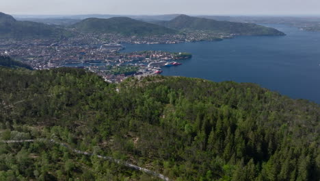 Hermosa-Toma-De-Drones-Desde-La-Cima-De-Sandviksfjellet-Con-Una-Hermosa-Vista-Hacia-Bergen,-El-Fiordo-Y-Las-Montañas-Circundantes.