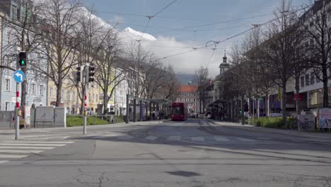 Eine-Straßenbahn-Fährt-In-Eine-Haltestelle-Ein,-Fahrgäste-Steigen-Ein-Und-Aus-Und-Die-Straßenbahn-Verlässt-Die-Haltestelle