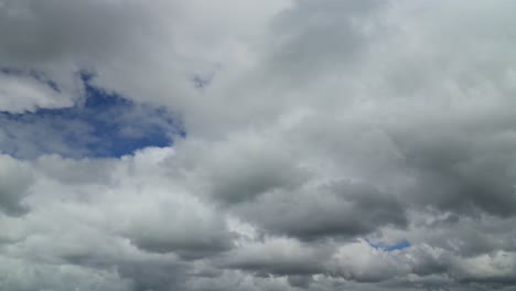 Dicke-Weiße-Und-Graue-Wolken,-Die-Sich-An-Einem-Windigen-Frühlingstag-Entwickeln-Und-In-Richtung-Horizont-Bewegen