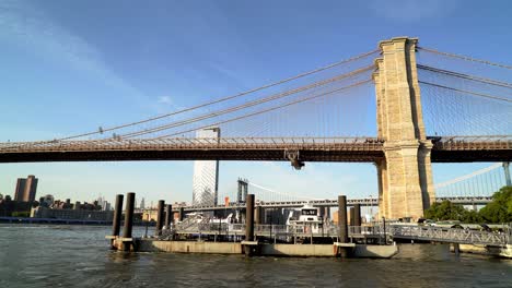 Brooklyn-Bridge-In-Dumbo-Und-Fähranleger-Unter-Menschen,-Die-Die-Rampe-Vom-Boot-Heruntergehen