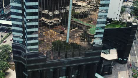 Impresionante-Lapso-De-Tiempo-Reflejándose-A-Través-De-Las-Ventanas-De-Un-Rascacielos-En-Hong-Kong