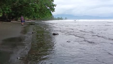 Turista-En-El-Paisaje-De-La-Playa-De-Tapalang-En-Mamuju,-Sulawesi-Occidental