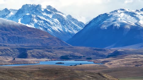 Breathtaking-snow-capped-mountains-scenery-and-Lake-Alexandrina-in-New-Zealand