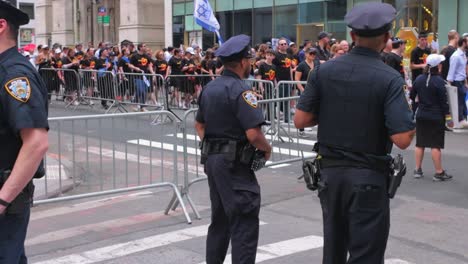 Una-Vista-A-Nivel-De-Calle-Del-Desfile-Del-Día-De-Israel-En-La-Ciudad-De-Nueva-York-En-Un-Día-Soleado