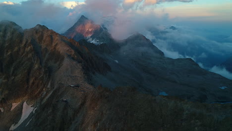 Pintoresca-Vista-Sobre-El-Pico-De-Las-Montañas-Rocosas-Al-Atardecer