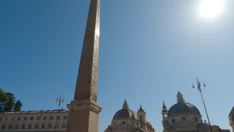 Obelisco-Flaminio:-La-Panorámica-Hacia-Abajo-Revela-Gente-Caminando-En-La-Piazza-Del-Popolo